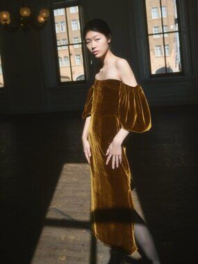 Kamperett Verona Velvet Midi Dress in Gold, Large